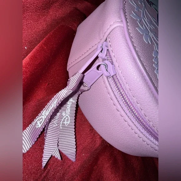 Vera Bradley Disney Beauty and the Beast Mrs Potts and Chip Cosmetic Case - Picture 6 of 7